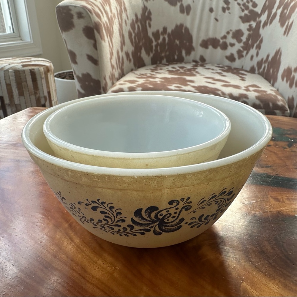 Set of 2 Pyrex Homestead Nesting Mixing Bowls  401  1  1/2 Pt, 402 1  1/2 Qt